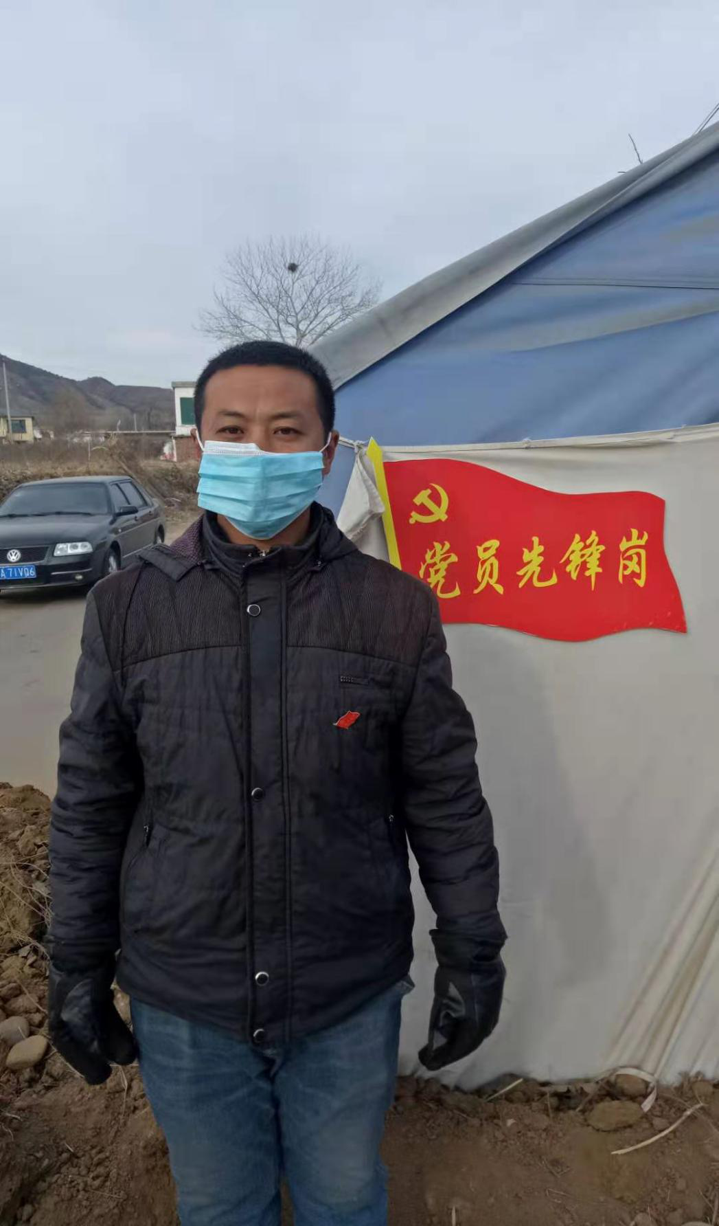 赞皇县许亭乡田村支部书记王英斌在疫情防控一线